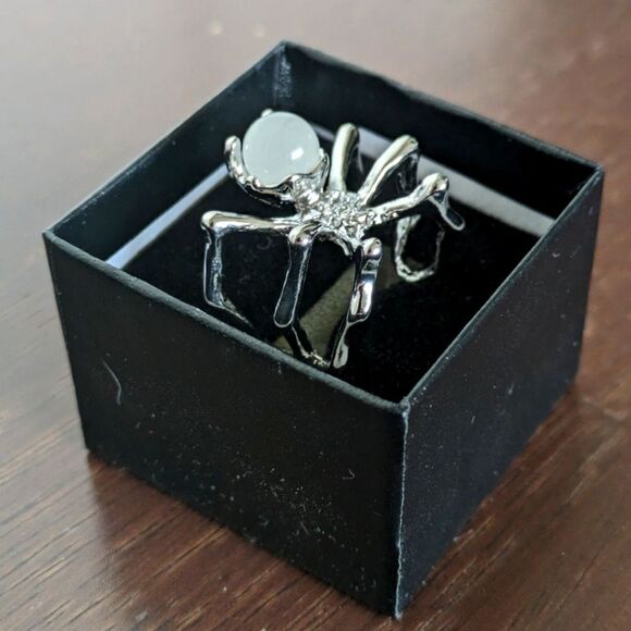 NWT Gorgeous Silvertone Spider Ring with Faux Moonstone - Picture 2 of 12